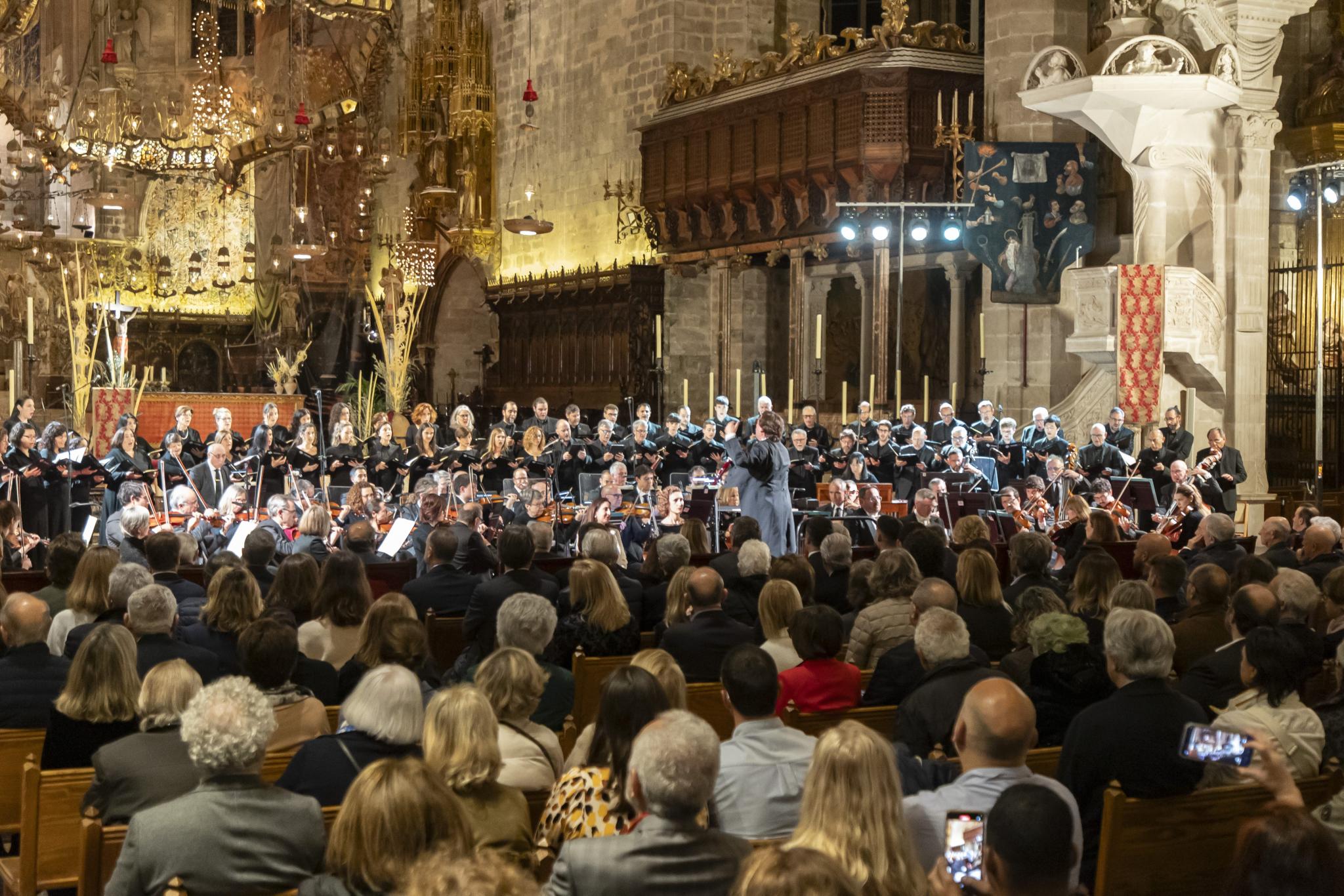 PALMA. MUSICA. La reina DoÃ±a SofÃ­a afianza su fidelidad al concierto de Projecte Home en la Seu. La reina emÃ©rita asistiÃ³ ay