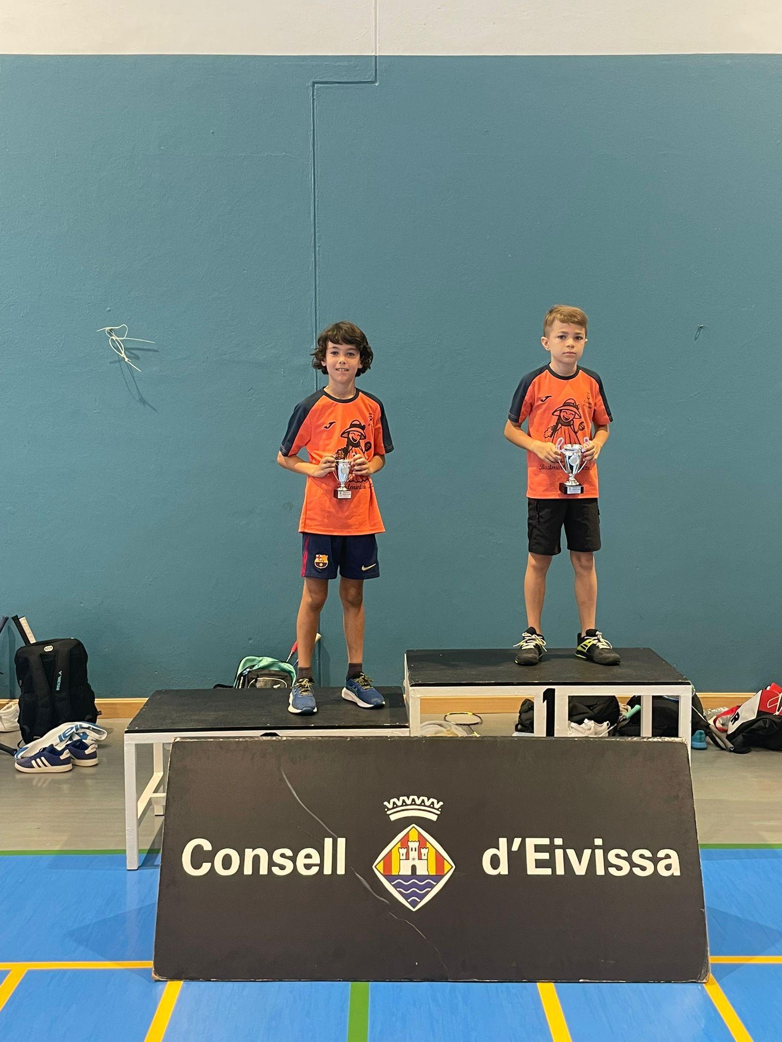 A group of young badminton players posing for a photo at the Ibiza Badminton Club's event.