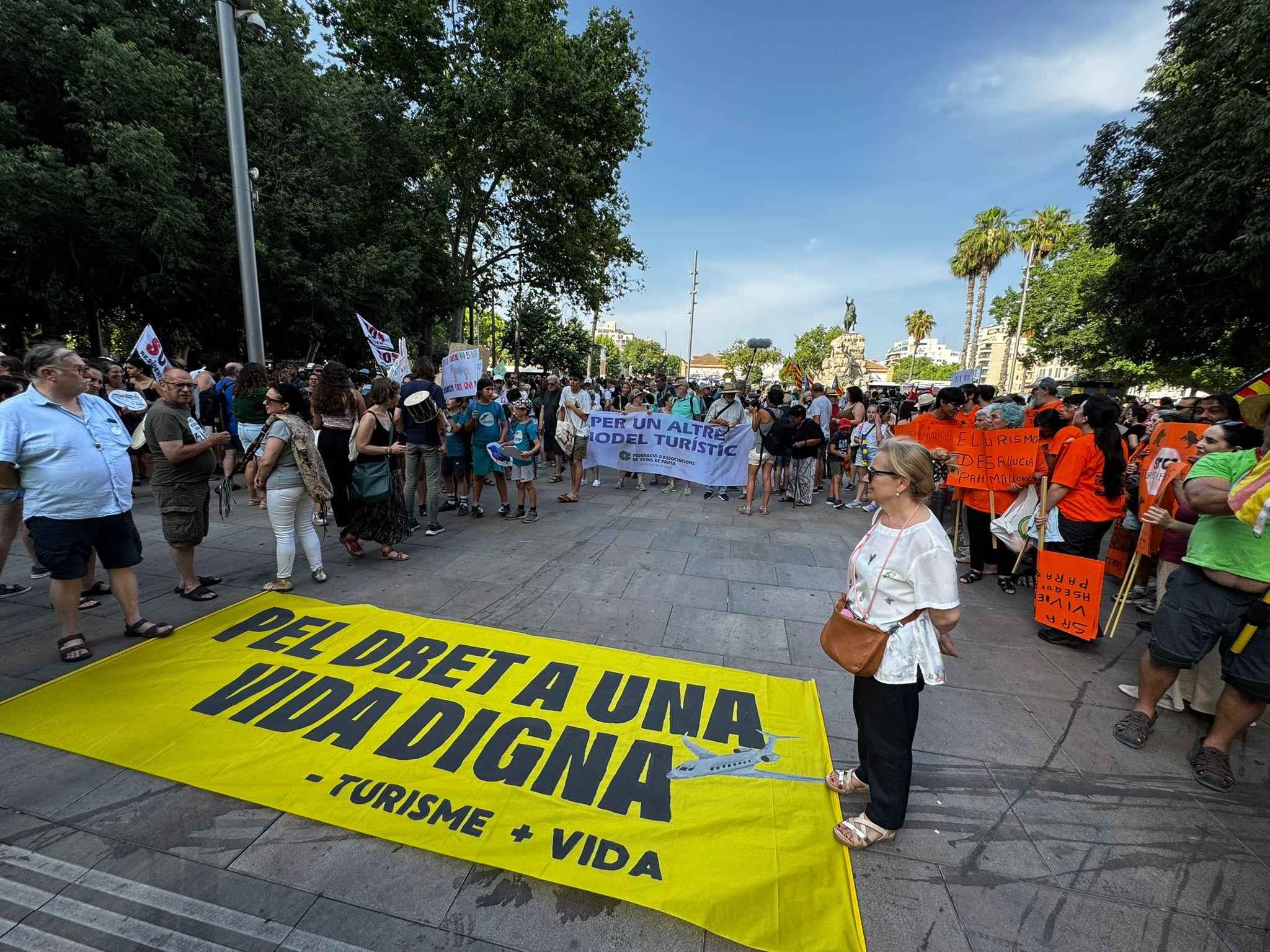 Miles de personas salen a la calle para protestar contra la masificación turística en Mallorca