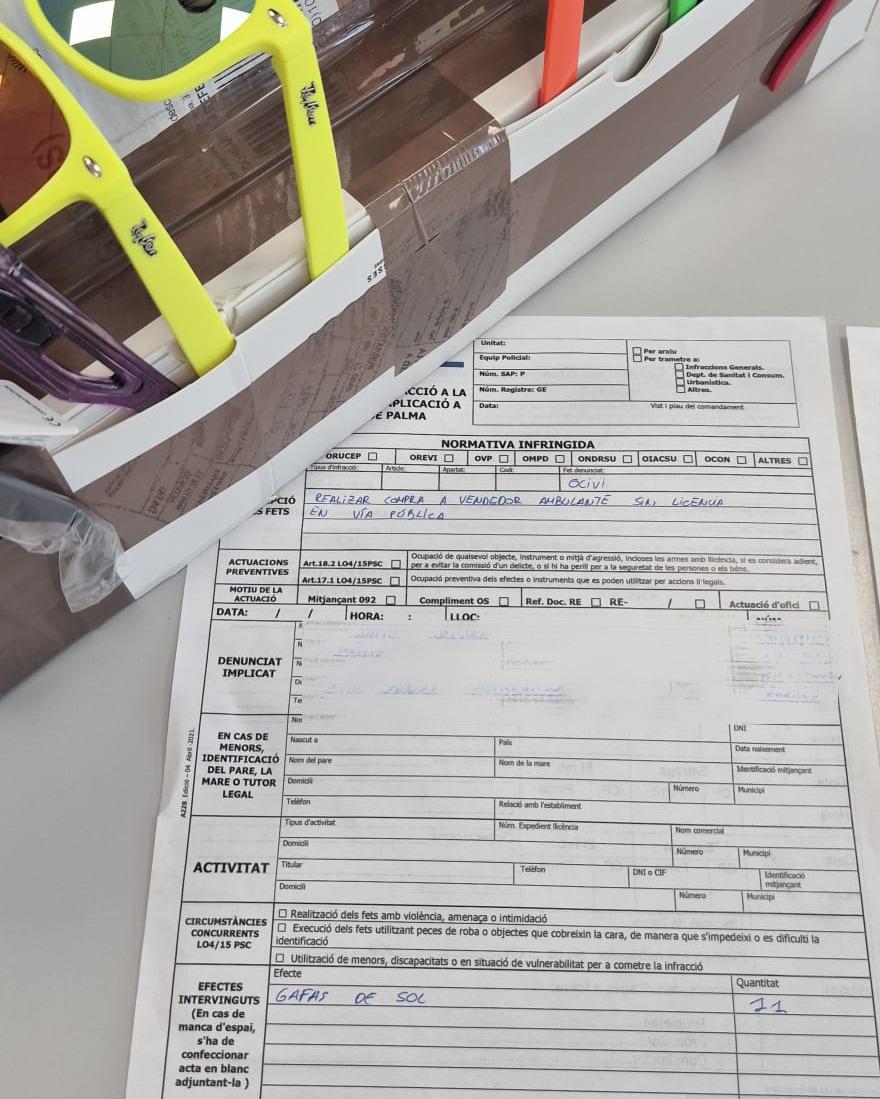 Multado por comprar unas gafas de sol a un vendedor ambulante sin licencia en Palma