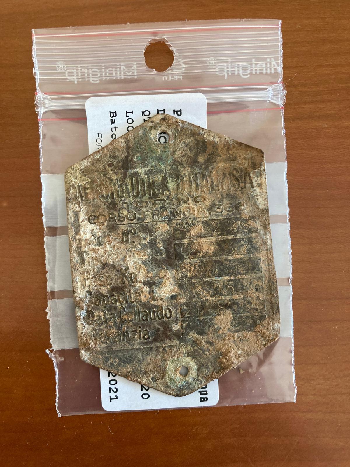 La placa fue encontrada por un particular en un pésimo estado en la zona verde de AENA donde estaba proyectado un parque fotovoltaico | Foto: Asociación de Amigos de la Aviación Histórica.