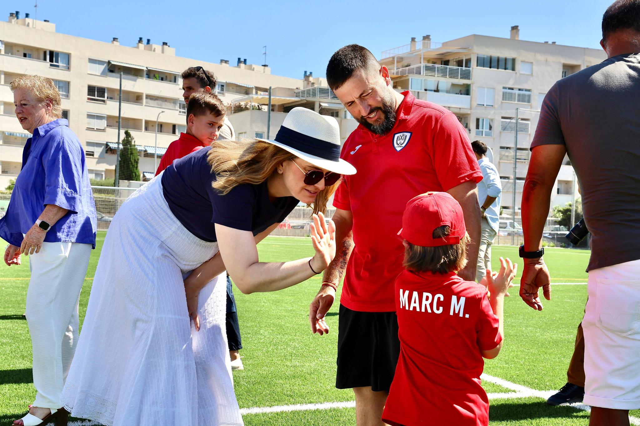 Prohens choca la mano con un pequeño futbolista