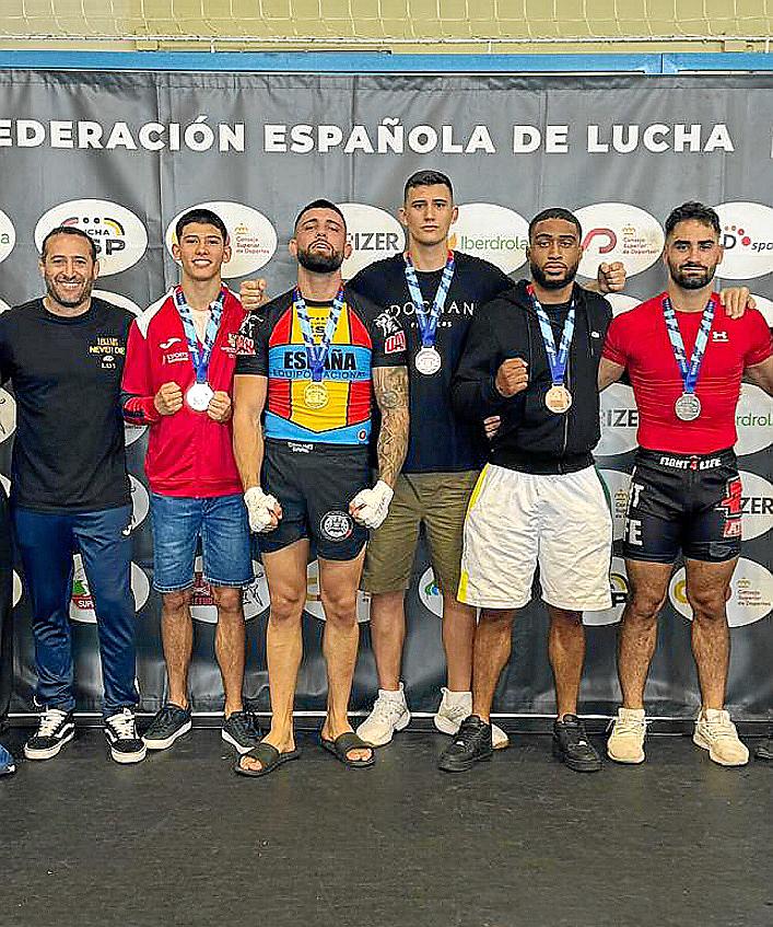 Jaime Fiol, entrenador, Jesús Valiente, Luis Reboredo, Unai Ortiz, Lee Mafue y Andfrés González, participantes en el Campeonato de España Senior de Artes Marciales Mixtas, que regresaron con medallas