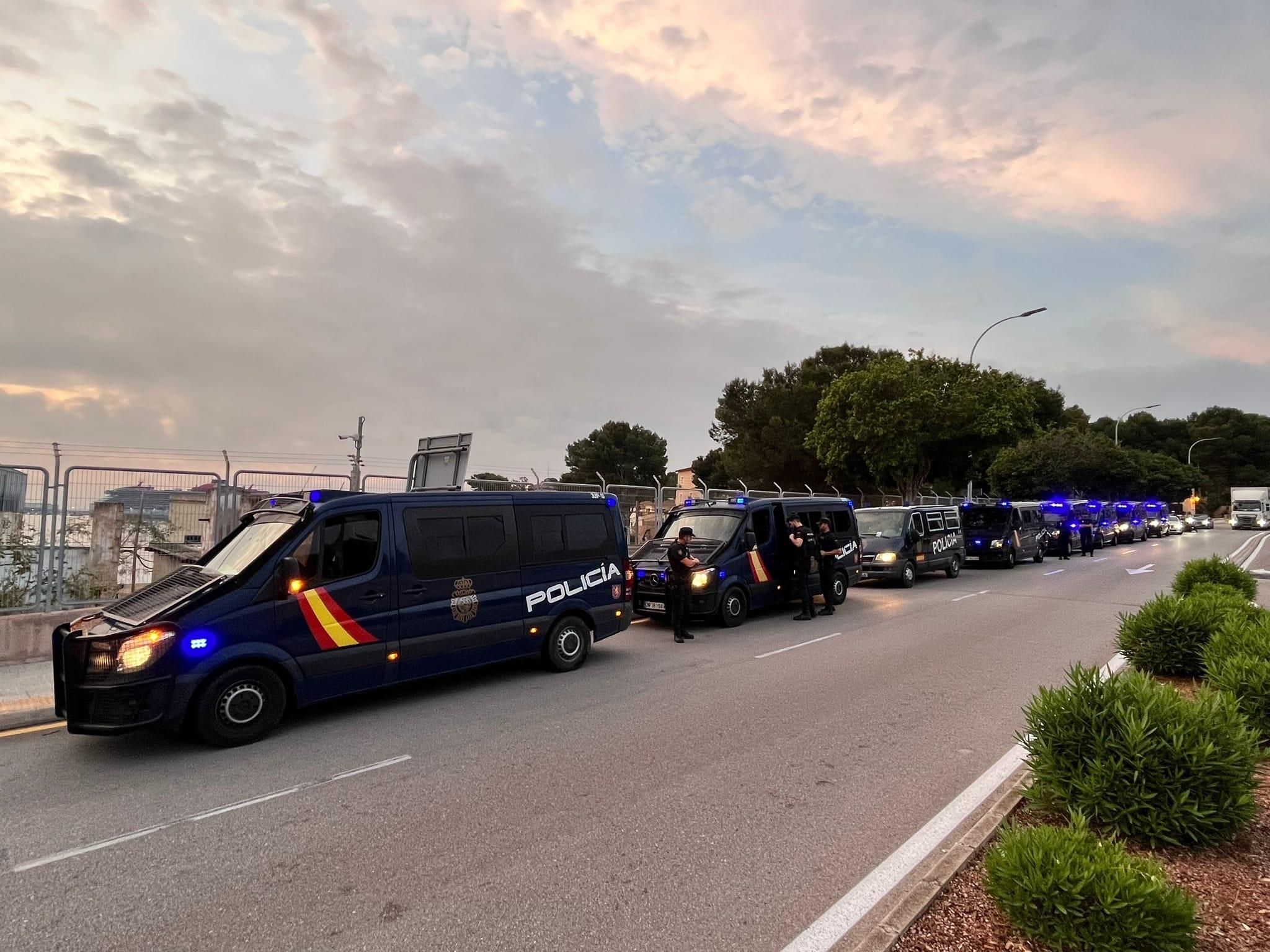 Furgones de la Policía Nacional desplegados en el Dique del Oeste