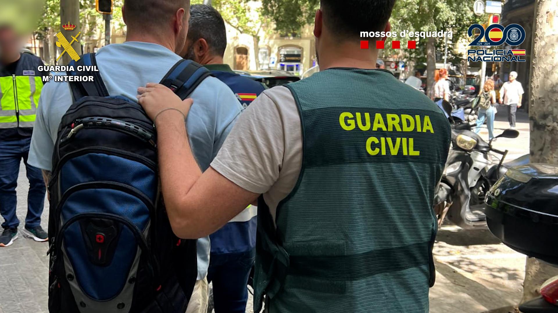Uno de los detenidos, junto a un agente de la Guardia Civil