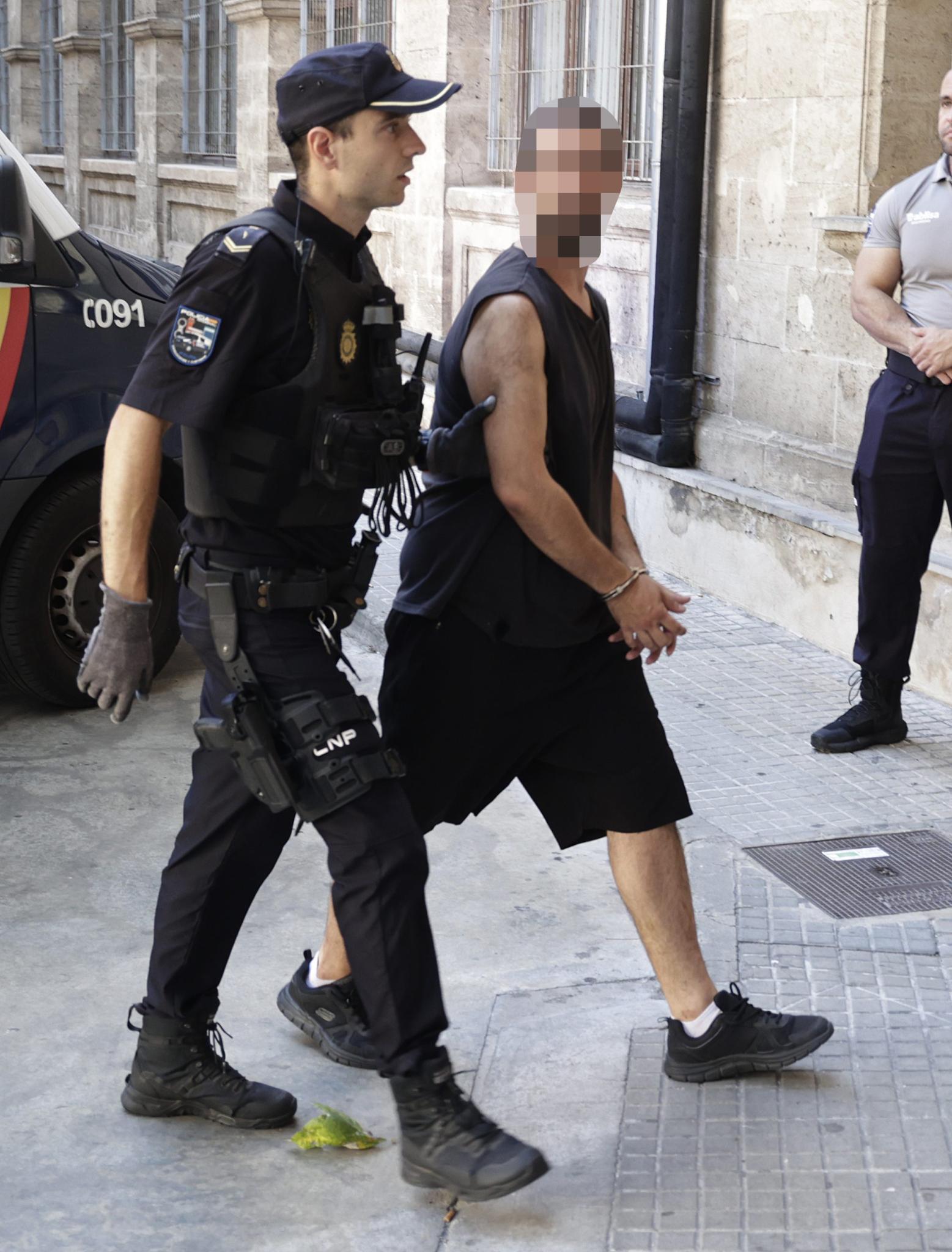 Pedro P., custodiado por un policía, el miércoles en los juzgados | Foto: P. Bota