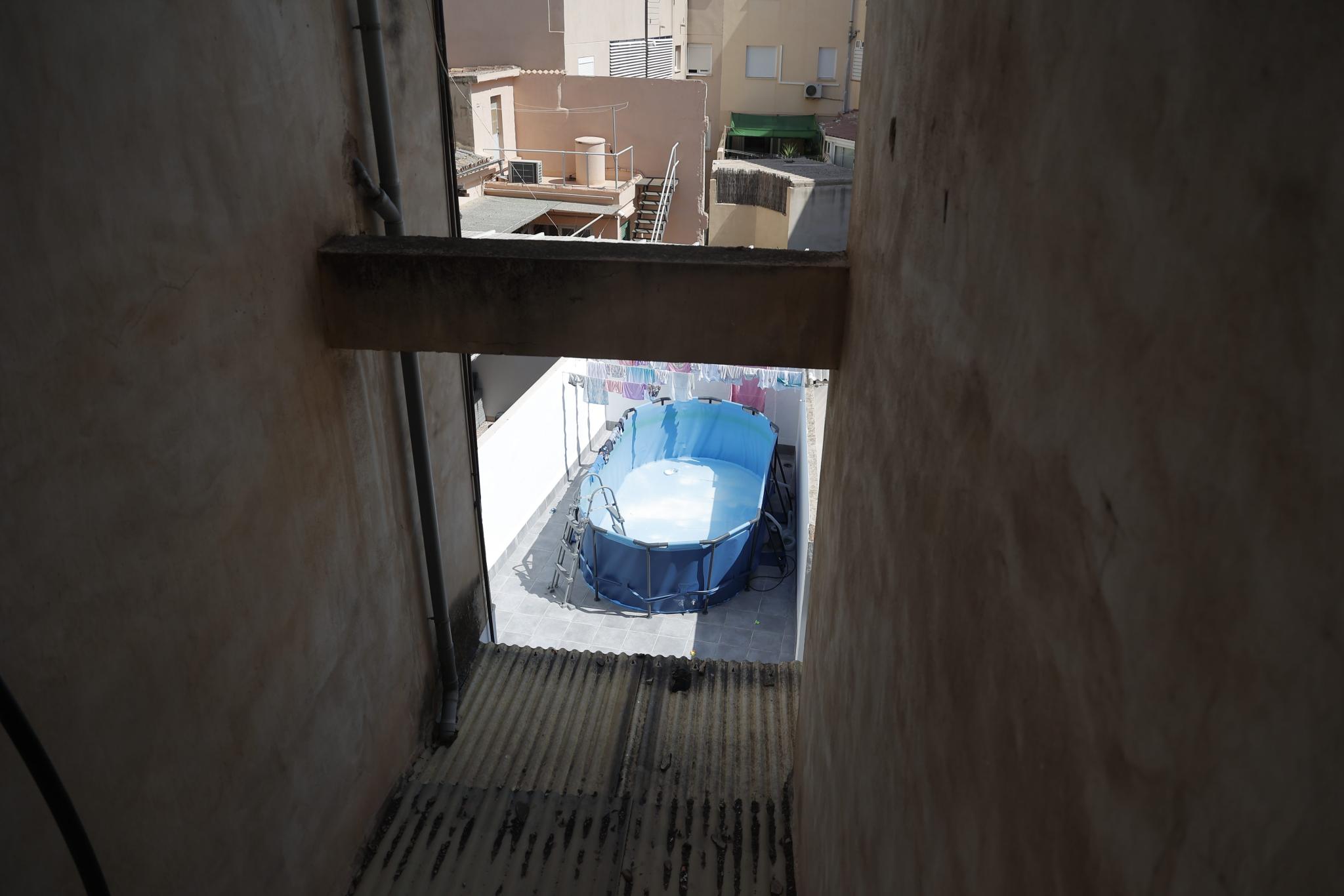 La piscina vista desde una ventana comunitaria | Foto: Alejandro Sepúlveda