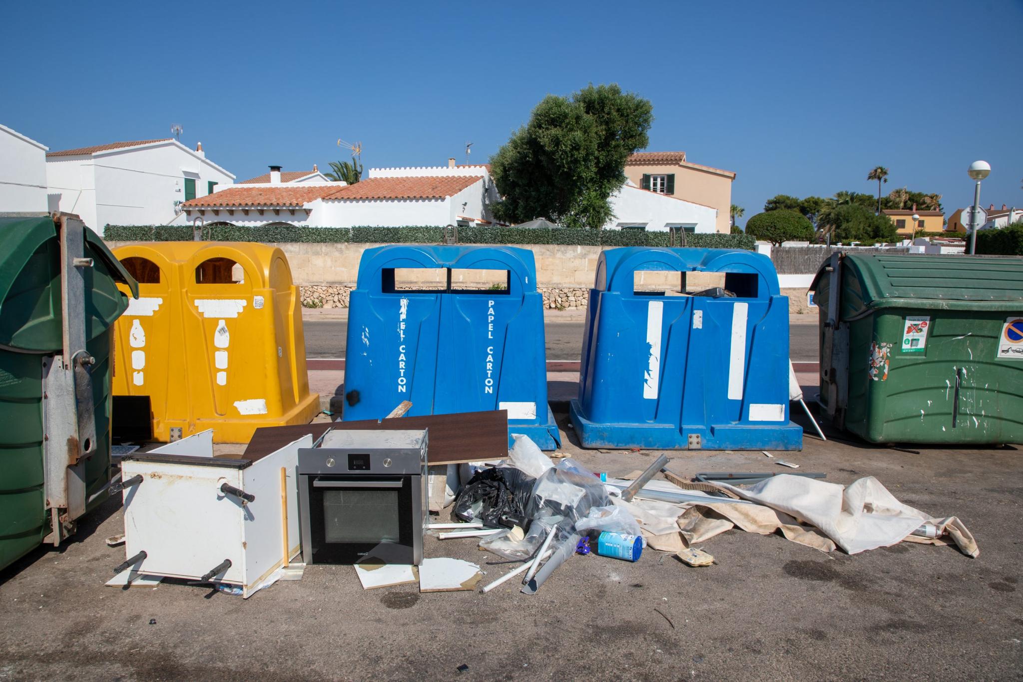menorca fems basura incivismo contenedores servicio fcc restos poda residuos urbanizaciones