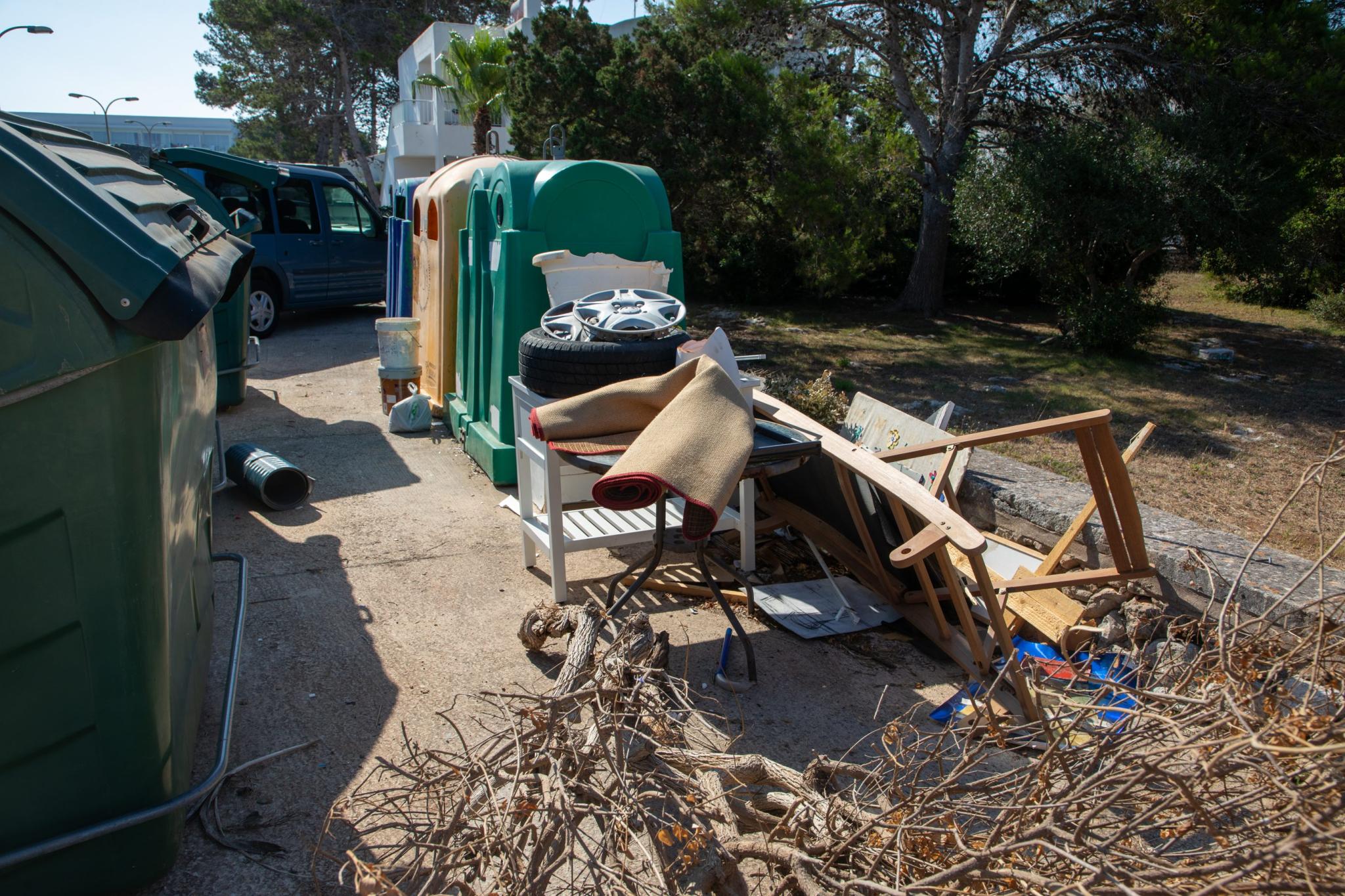menorca fems basura incivismo contenedores servicio fcc restos poda residuos urbanizaciones