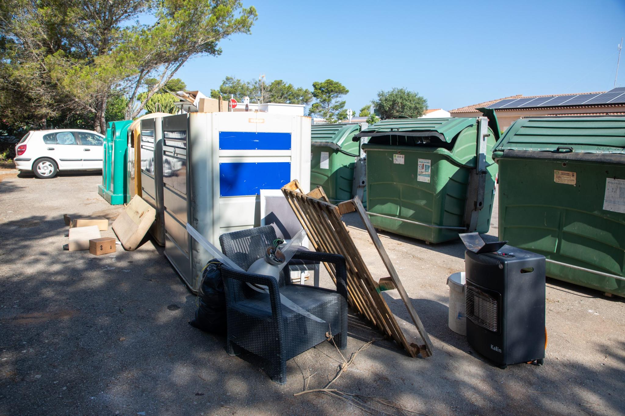 menorca fems basura incivismo contenedores servicio fcc restos poda residuos urbanizaciones