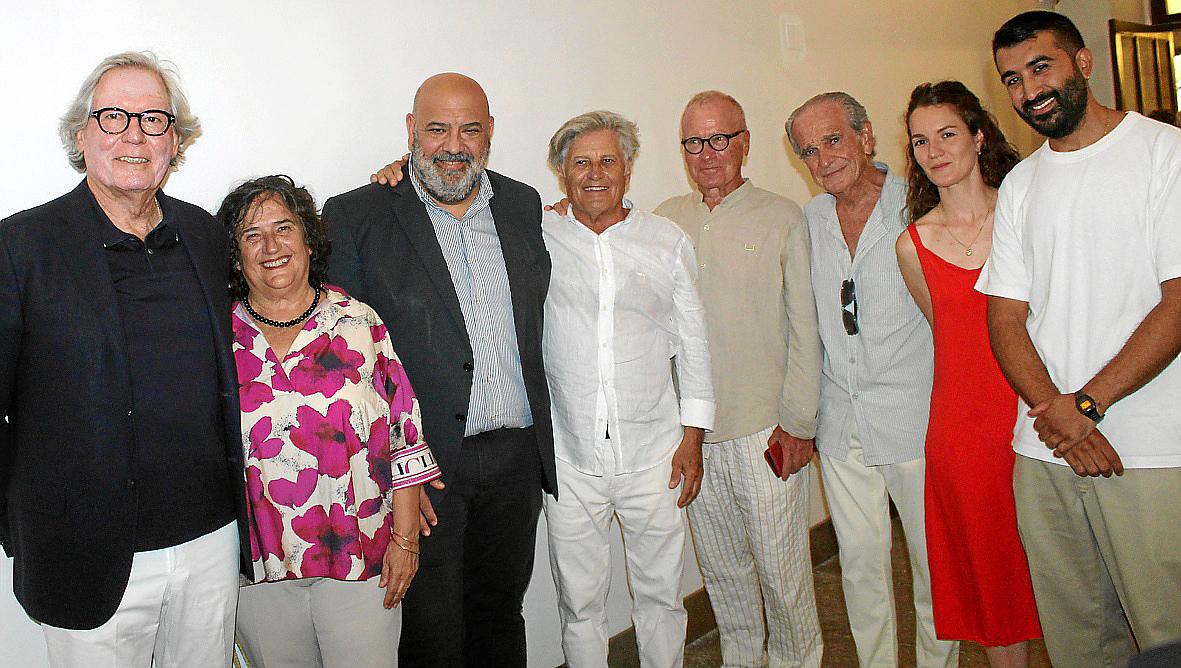 Toni Garau, Jero Martínez, el alcalde de Palma, Jaime Martínez; Amador Magraner, Miquel Xamena, Jaime García Ruiz, Elisa Braem y Julio Varela, en el espacio cedido en Cort para exhibir la obra de los protagonistas de la exposición.
