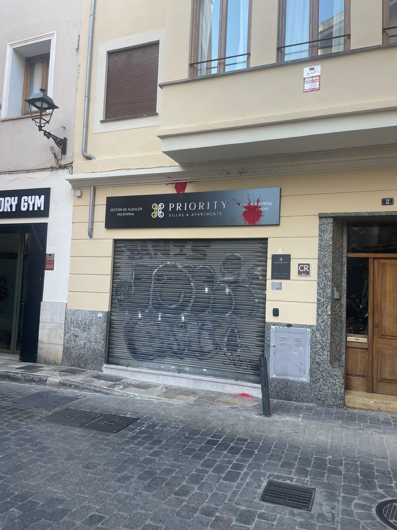 Pintadas en la fachada de Priority Villas