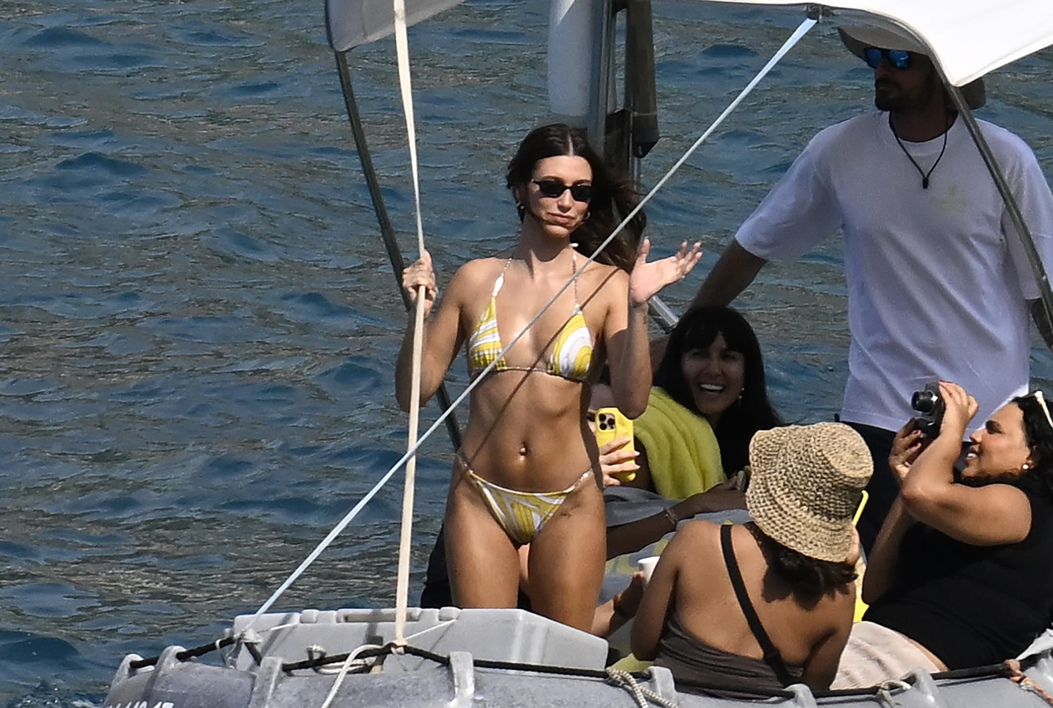 EXCLUSIVE / EXCLUSIVA - HAILEY BIEBER PRESUME DE TIPAZO DURANTE UNA SESIÓN DE FOTOS EN MALLORCA