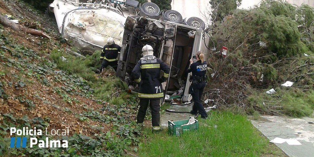 Aparatoso accidente de un camión en el aeropuerto de Son Sant Joan
