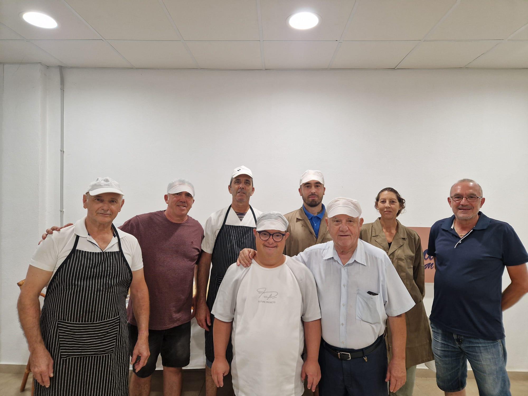 Produit local Minorque : équipe de Biniatzem avec charcuteries traditionnelles et fromages Mahón–Menorca