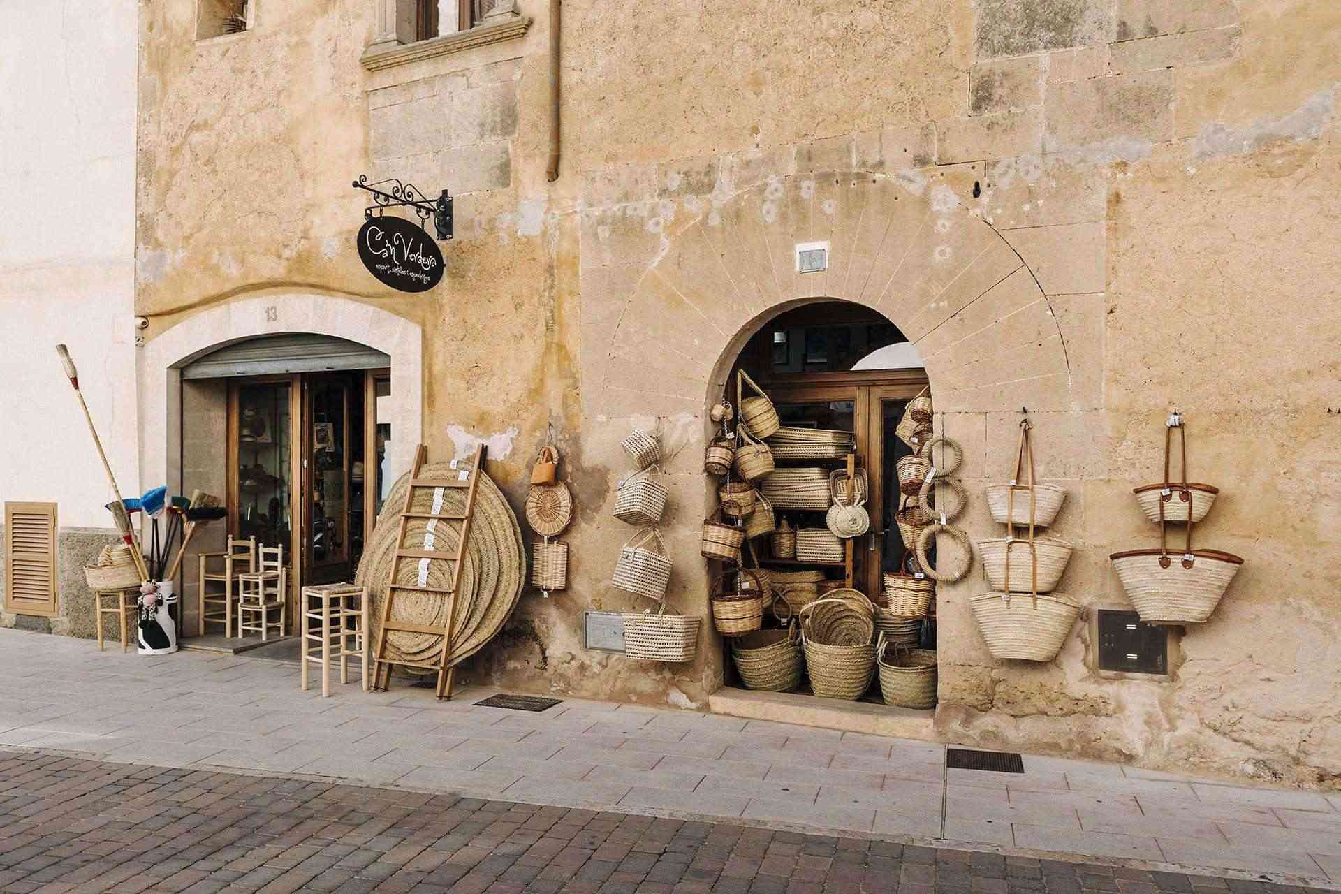 El comercio centenario de Mallorca donde el esparto cobra vida y las alpargatas tienen historia