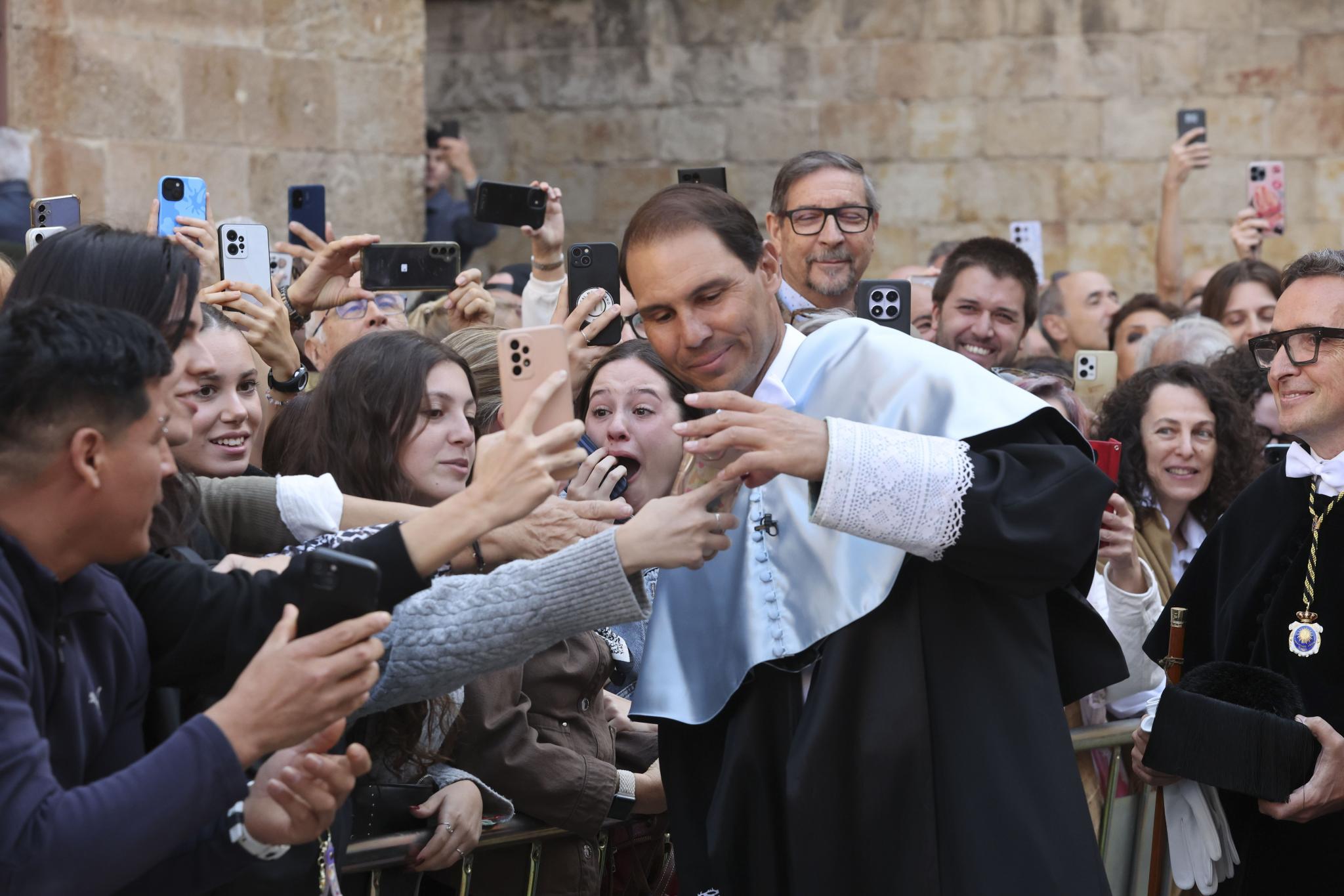 Nada, investido doctor honoris causa por la Universidad de Salamanca