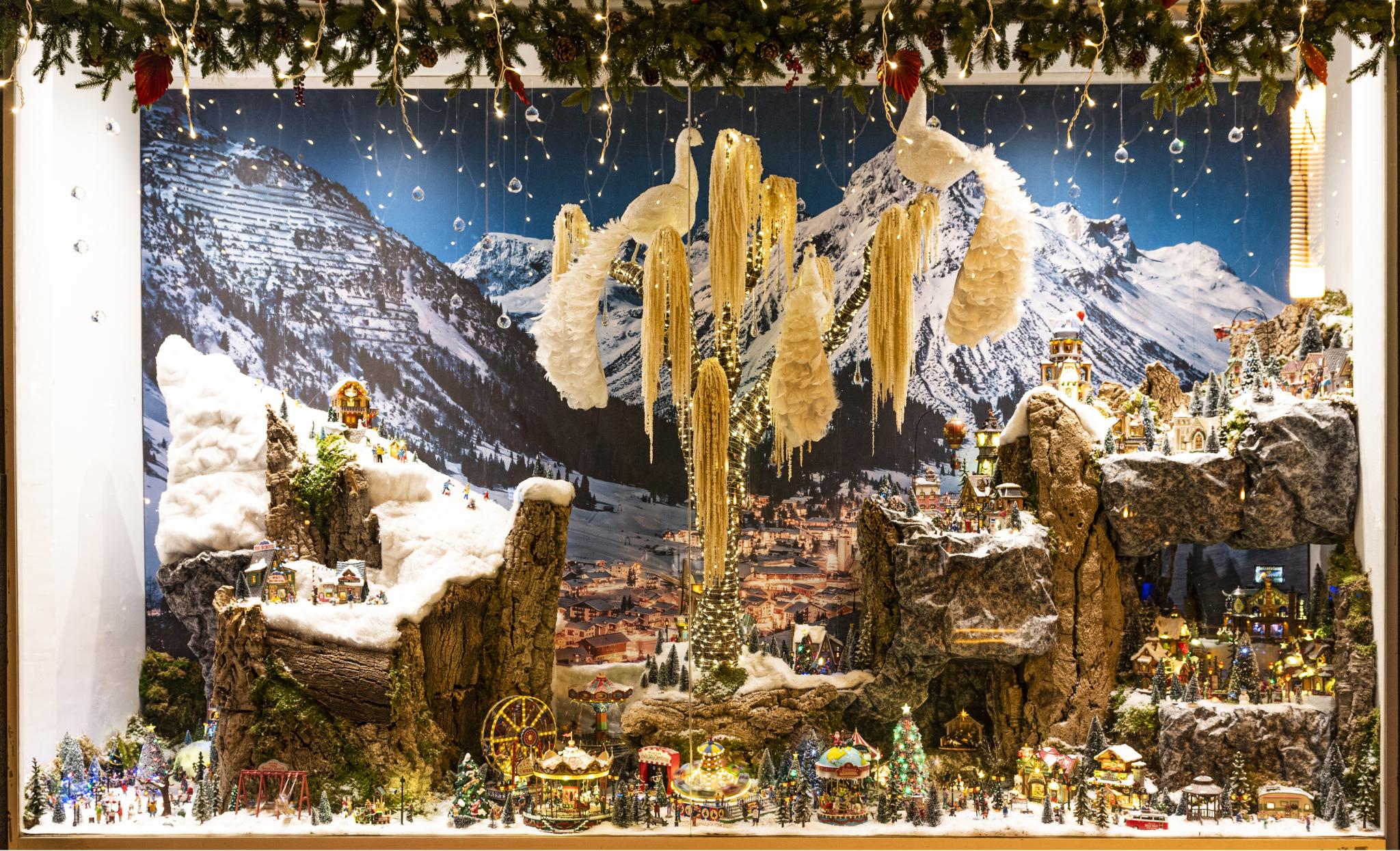 Santa Eulària entrega los premios del XV Concurso de Escaparatismo y el I Concurso de Decoración Navideña de Balcones