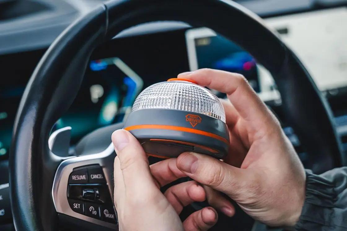 Una nueva baliza llega a las carreteras españolas: es prima hermana de la V16 y es completamente virtual