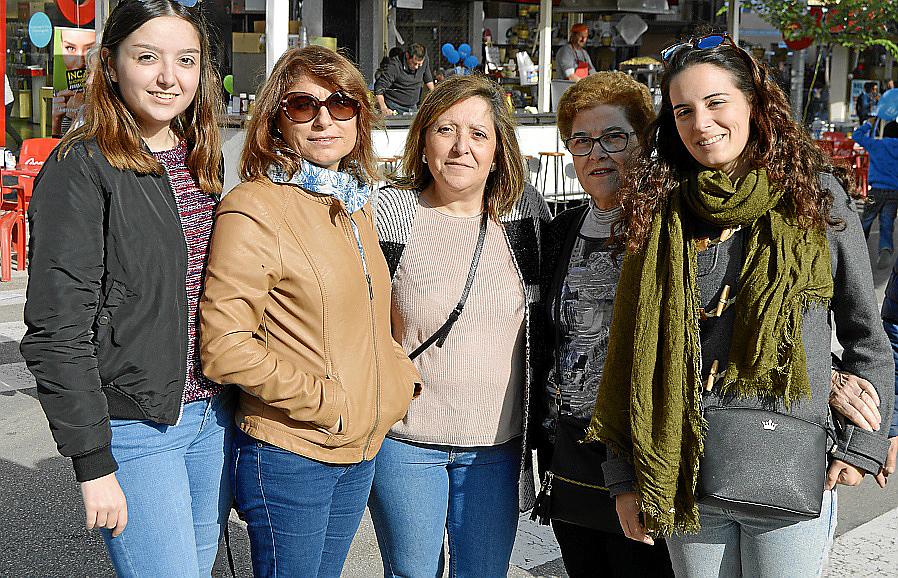 Lleno total en un Dijous Bo casi primaveral
