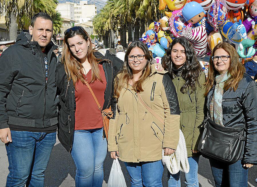 Lleno total en un Dijous Bo casi primaveral