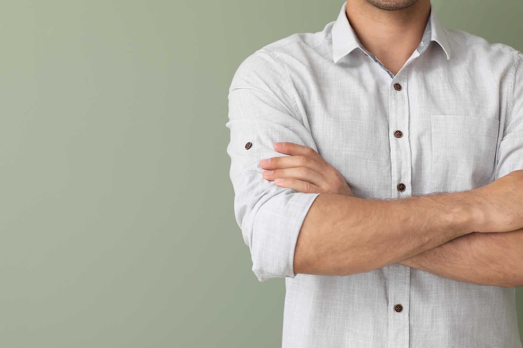 Qué significa que una persona cruce mucho los brazos, según la psicología