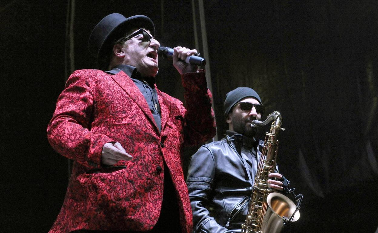 Javier Gurruchaga lleva su pop con brillantina y neón al Tardeo Pre Nochevieja