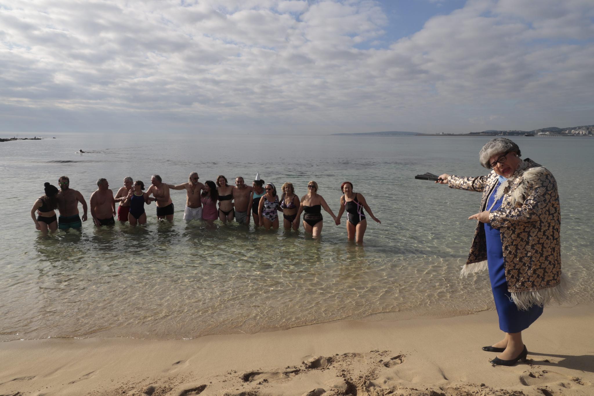El baño del 1 de enero en Can Pere Antoni | ¿Tienen ya la luz de emergencia? | Concierto