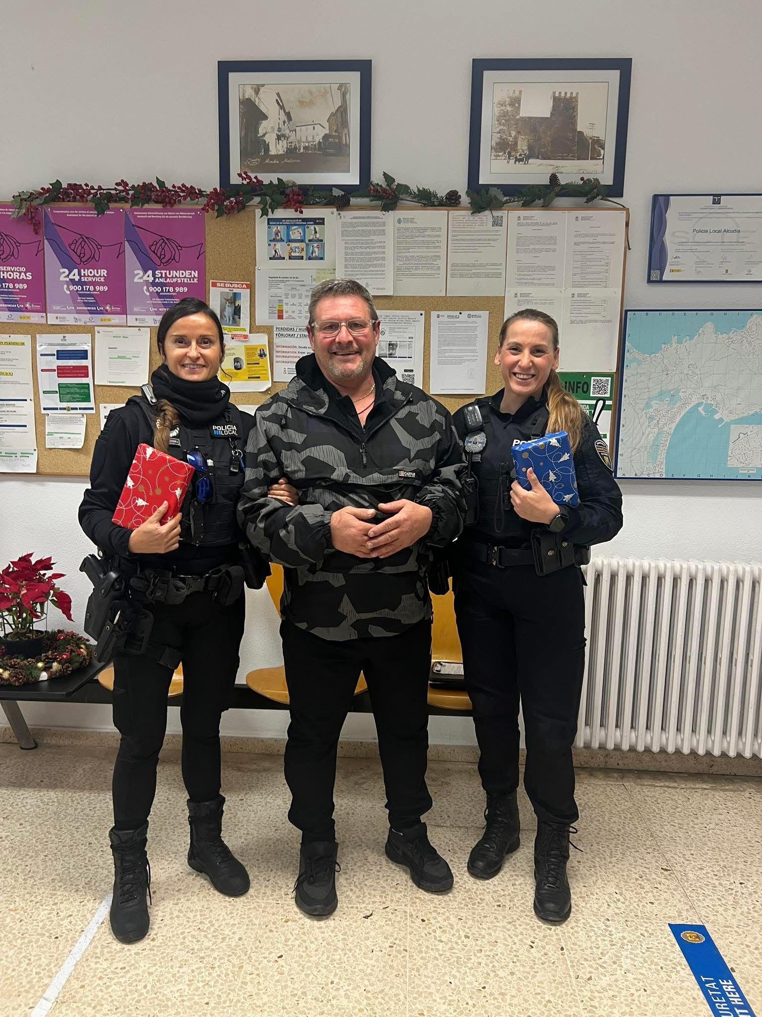 Dos policías locales fuera de servicio auxilian a un hombre tendido en la carretera en Alcúdia con dificultad respiratoria