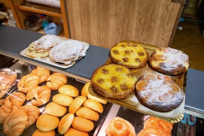 El horno de Muro con tres generaciones en su obrador que llena de olor a pan el pueblo cada día