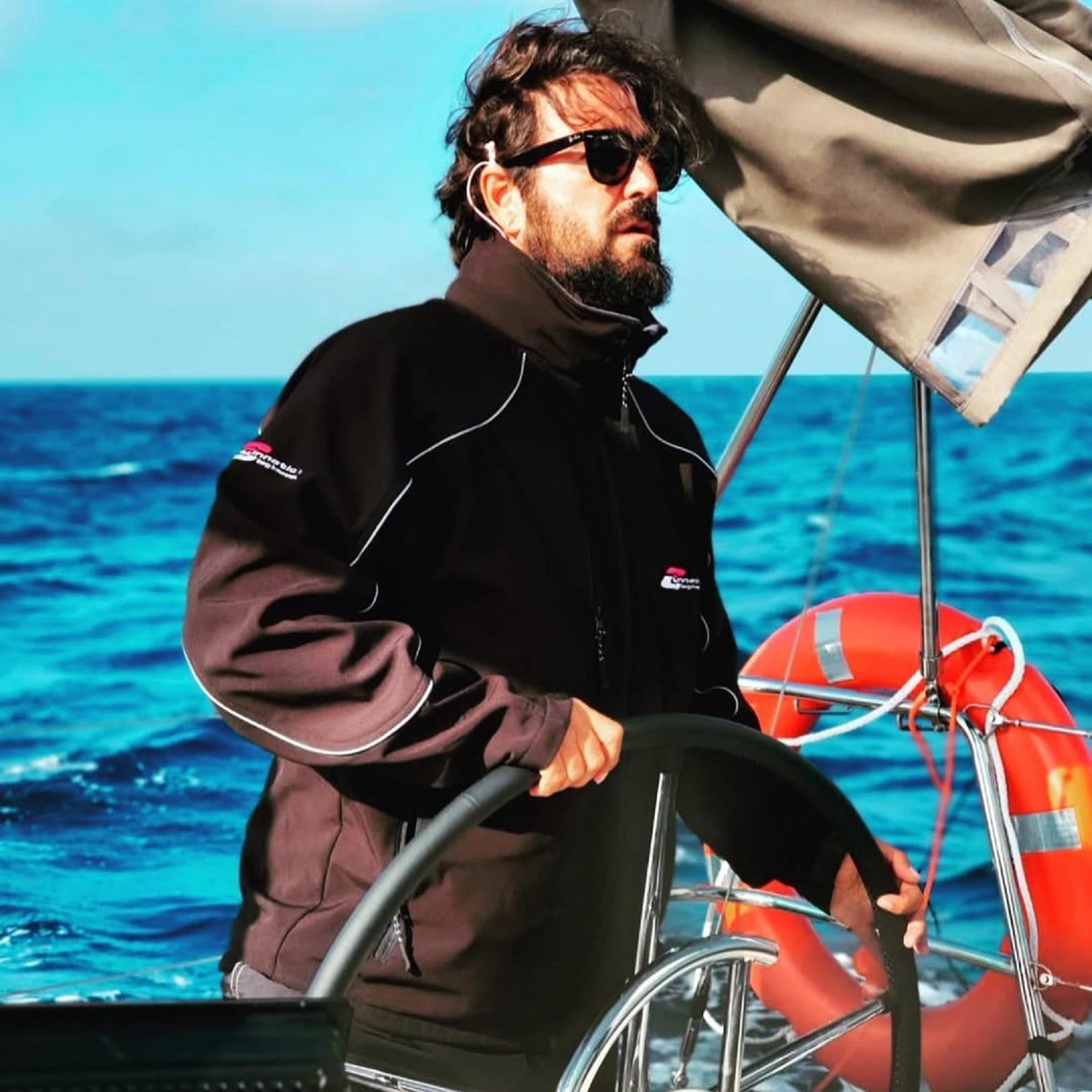 Antonio Orozco habla de su pasión por navegar entre Barcelona y Mallorca: «Ha habido tormentas y días de mucho viento»