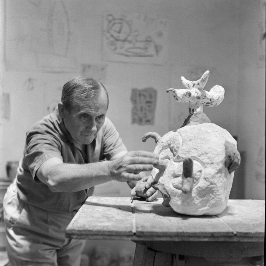 De la madera de olivo mediterráneo al monumental bronce de pátina negra