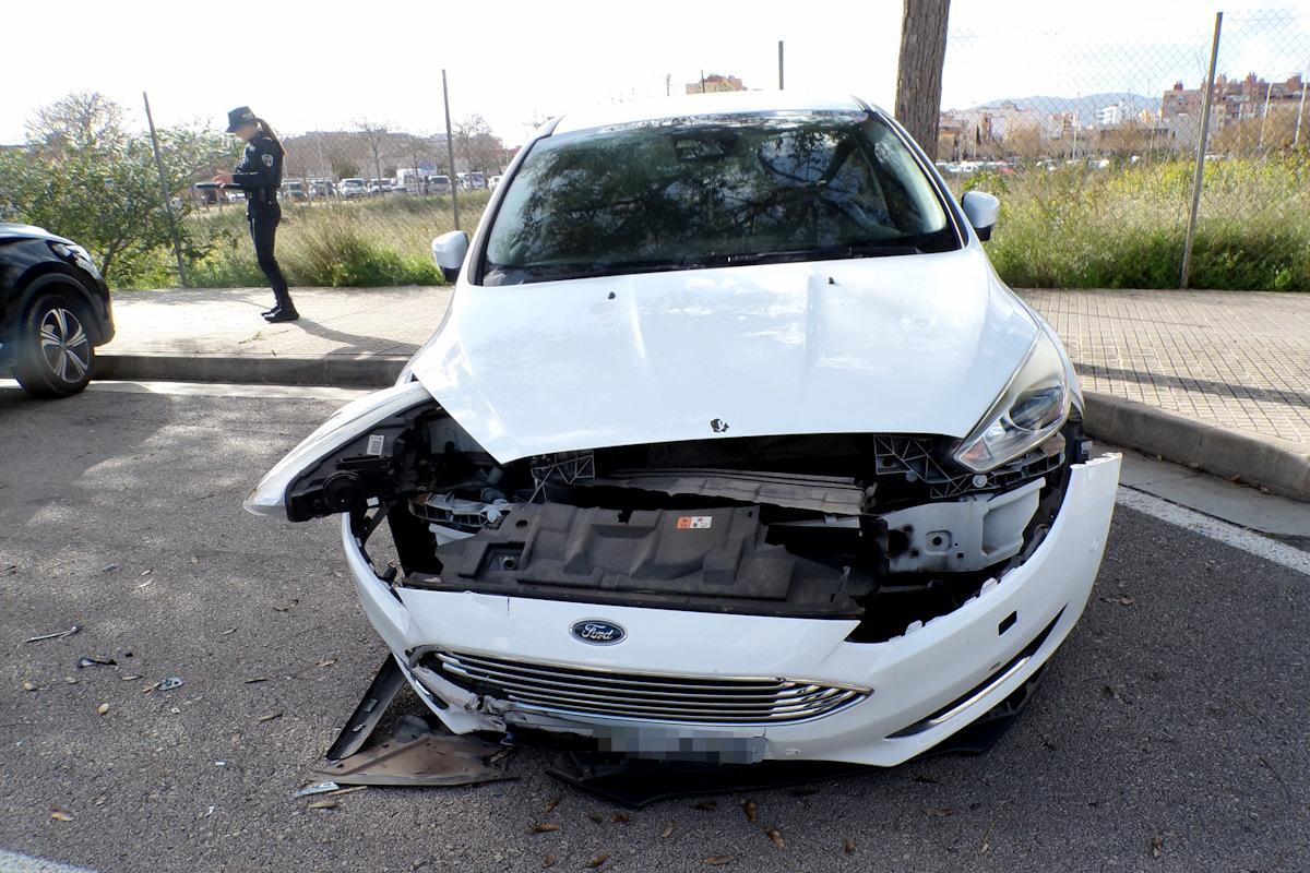 Una conductora de 73 años choca en una recta contra dos coches aparcados: «Me he despistado»