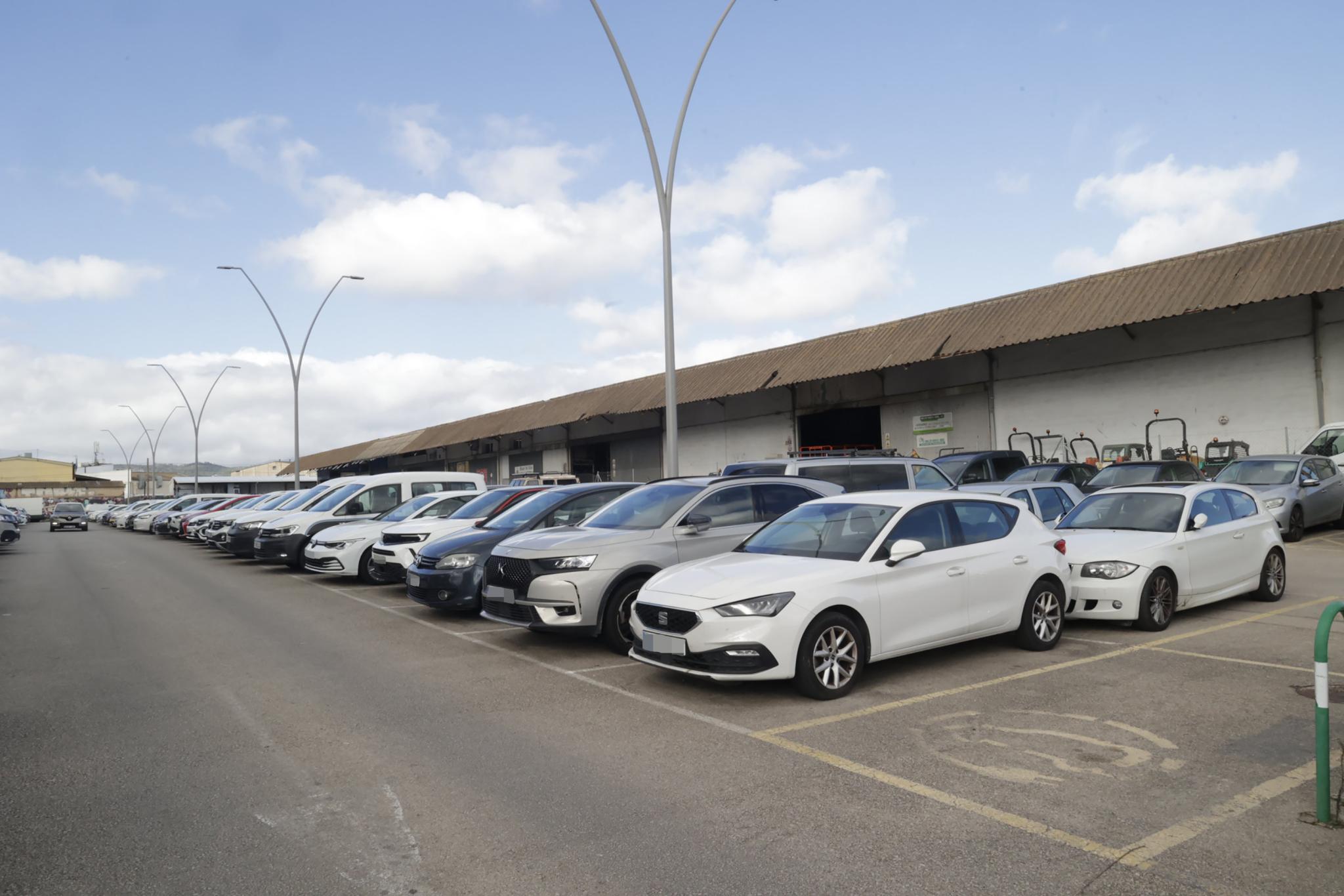 Denuncian a un concesionario por ocupar el 70% del párking municipal para su negocio