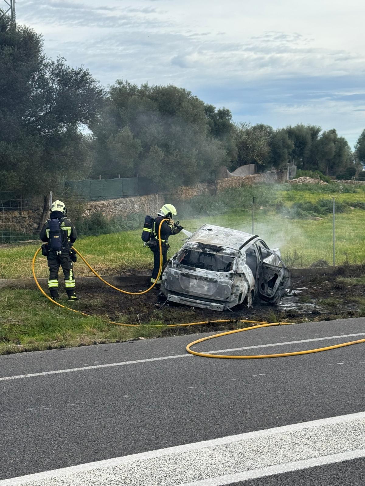 Alarma por el incendio de un coche en la entrada de Alcúdia