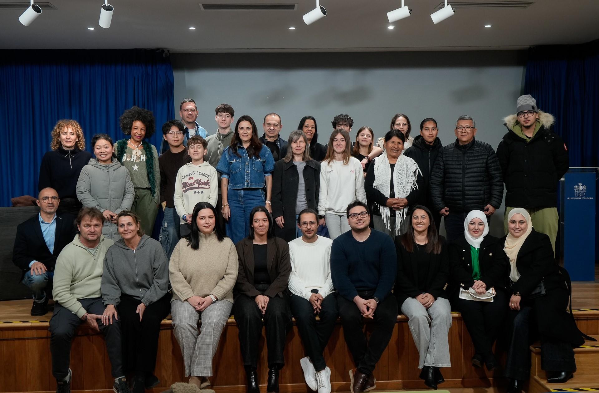 ‘Llepadís’, un libro que recoge recetas de familias extranjeras que viven en el municipio