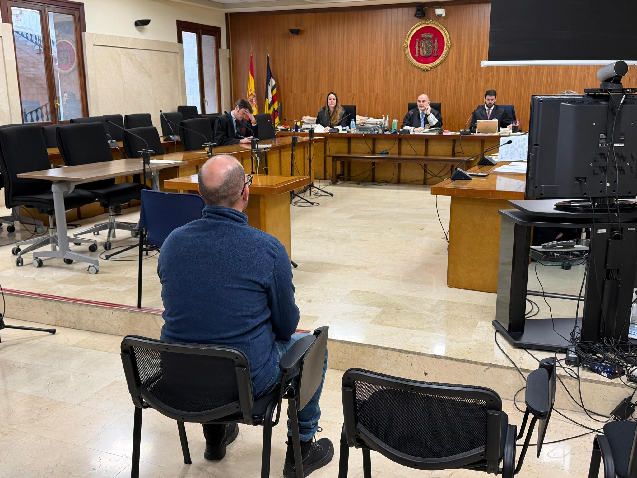 Un hombre niega en el juicio haber abusado de su hija de tres años en Palma: "Nunca he estado solo con la niña"
