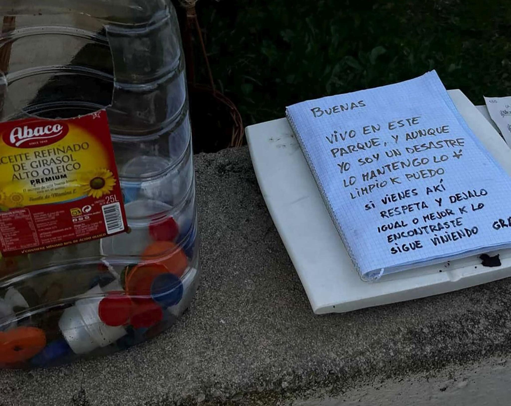 «Vivo en este parque y, aunque soy un desastre, lo mantengo lo más limpio que puedo»