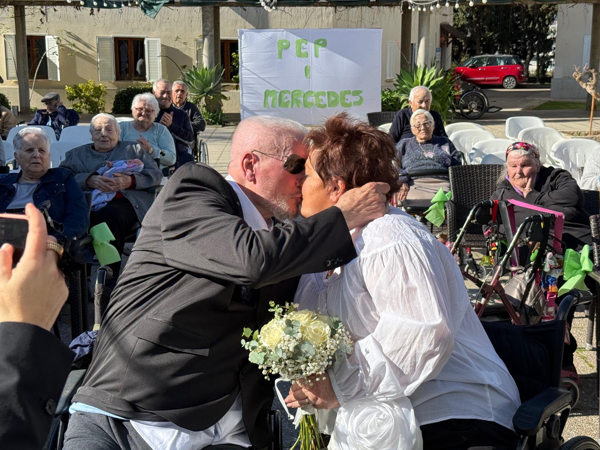 «Sí, quiero» a los 88 años: la historia de amor entre Pep y Mercedes en la Llar d’Ancians Palma que acaba en boda