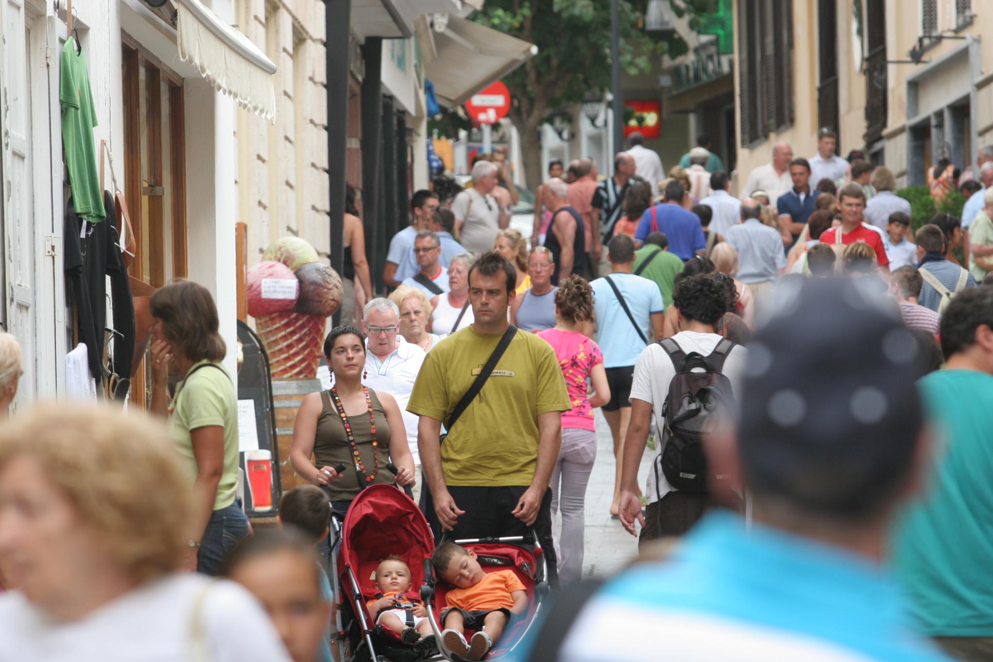 El número de residentes de las Islas que ha nacido en España cae por primera vez en años
