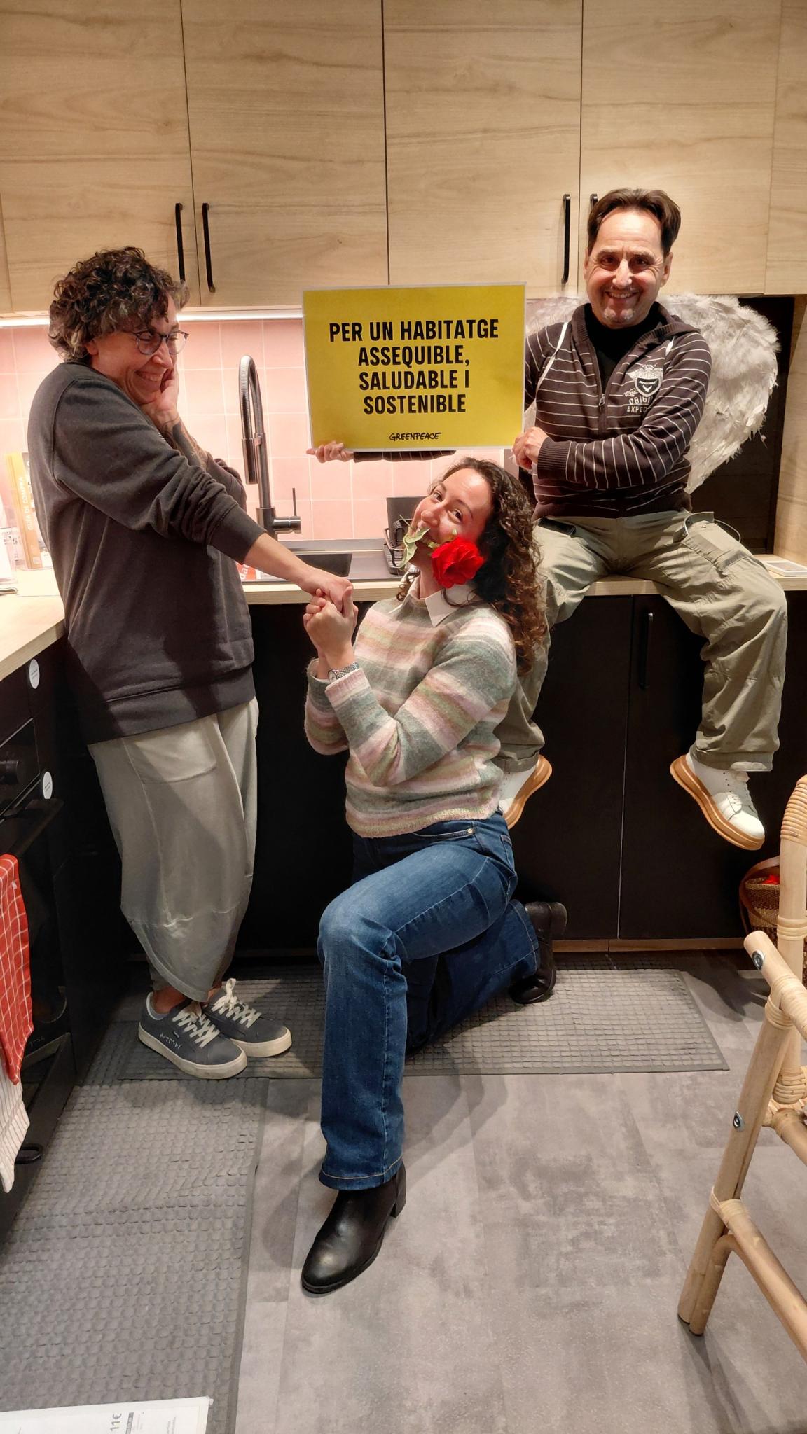 Acción de Greenpeace en Mallorca para exigir viviendas saludables y accesibles
