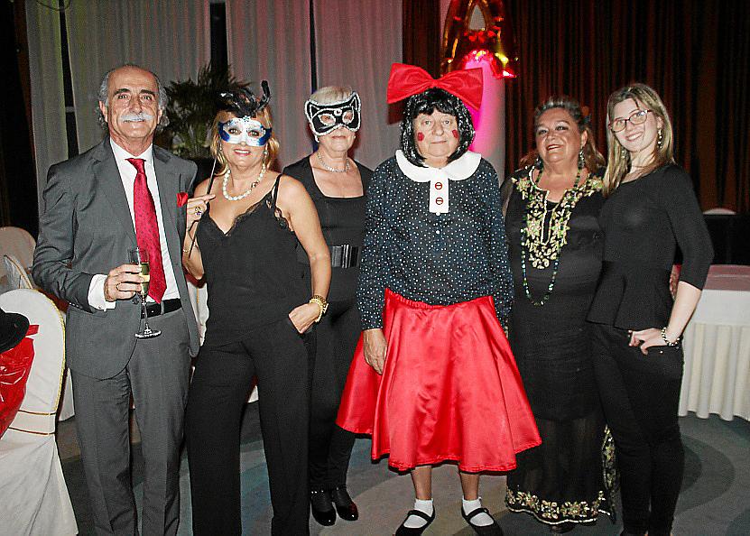 Fiesta de disfraces solidaria en el hotel Valparaíso
