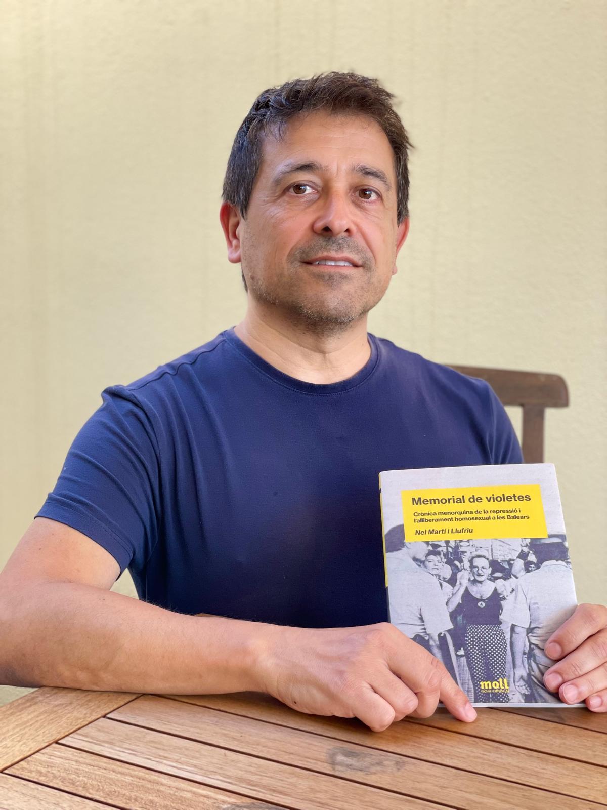 El profesor el investigador Nel Martí con su libro 'Memorial de violetes'.