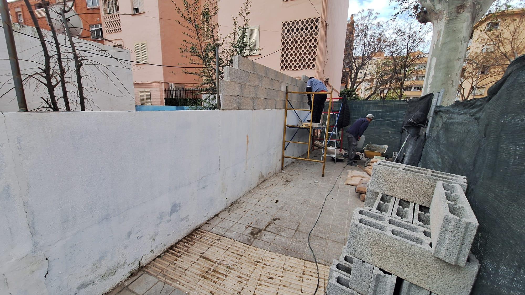 Los okupas de la escoleta de Son Oliva resisten en su interior pese al tapiado del recinto