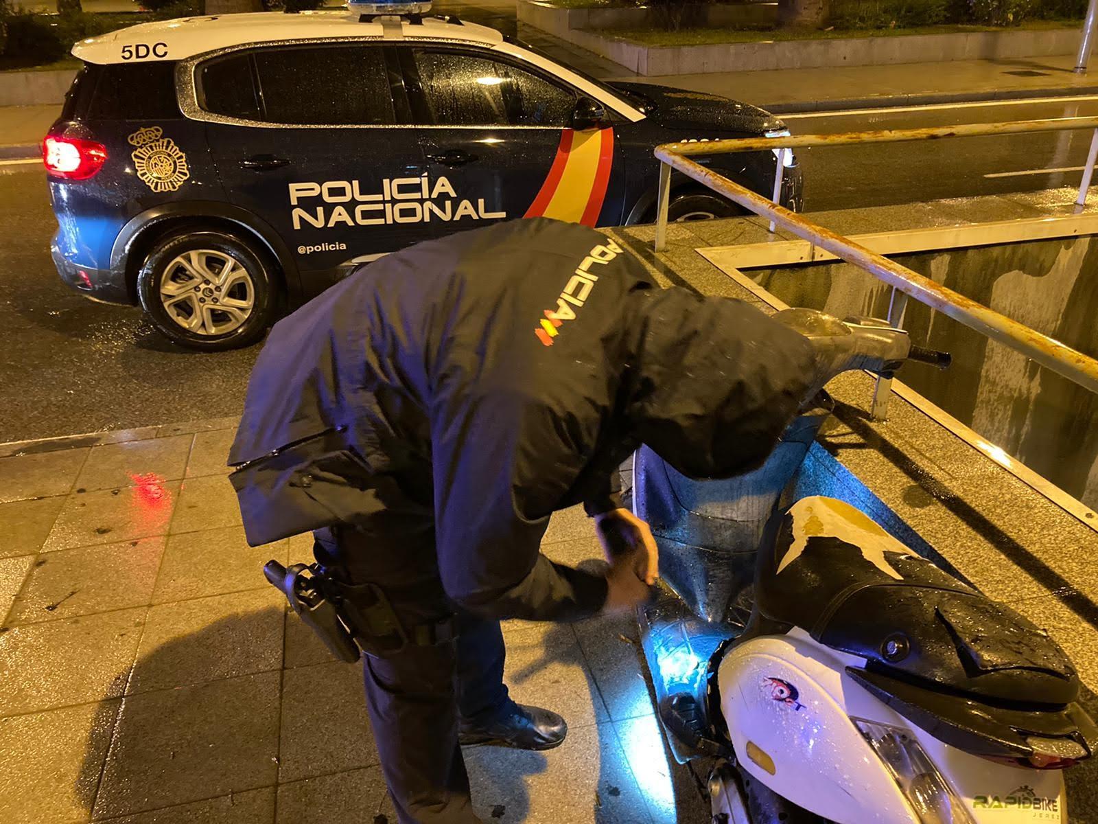 Un hombre destroza los retrovisores de 25 coches y una moto en Palma