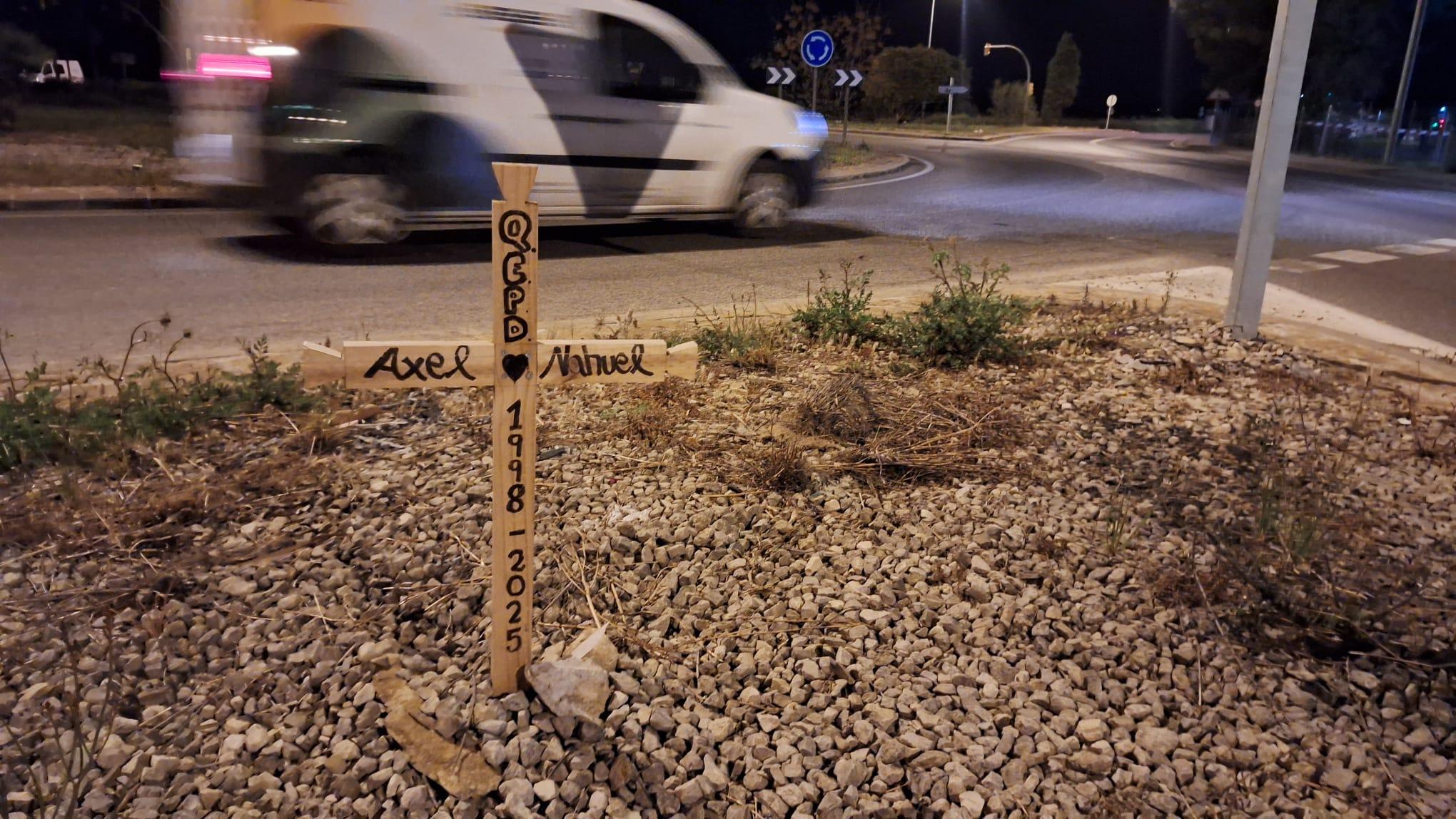 La cruz que recuerda a un ser querido en una de las rotondas más transitadas de Mallorca