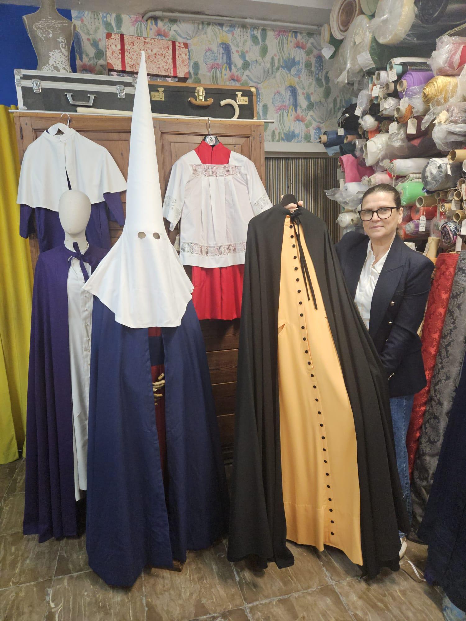 La confección de vestas cofrades sigue en alza