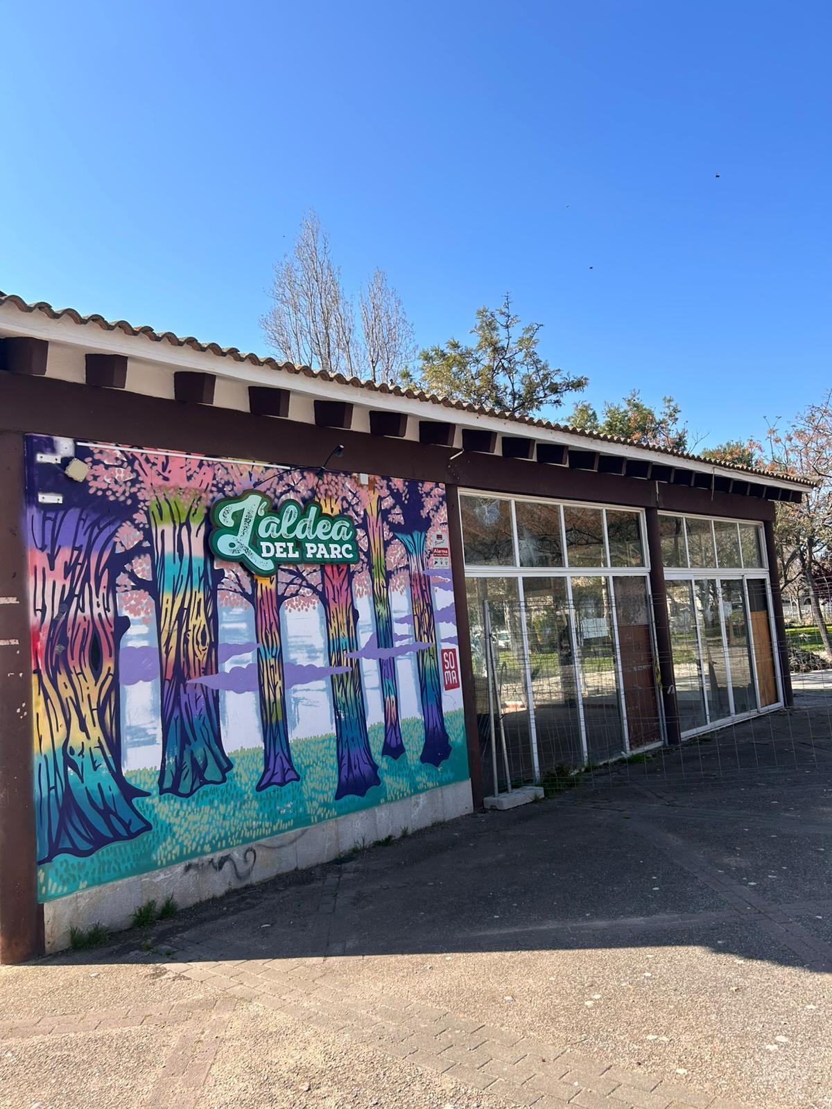 El antiguo bar L'Aldea del Parc, abandonado tras años de vandalismo en el parque de Son Gibert