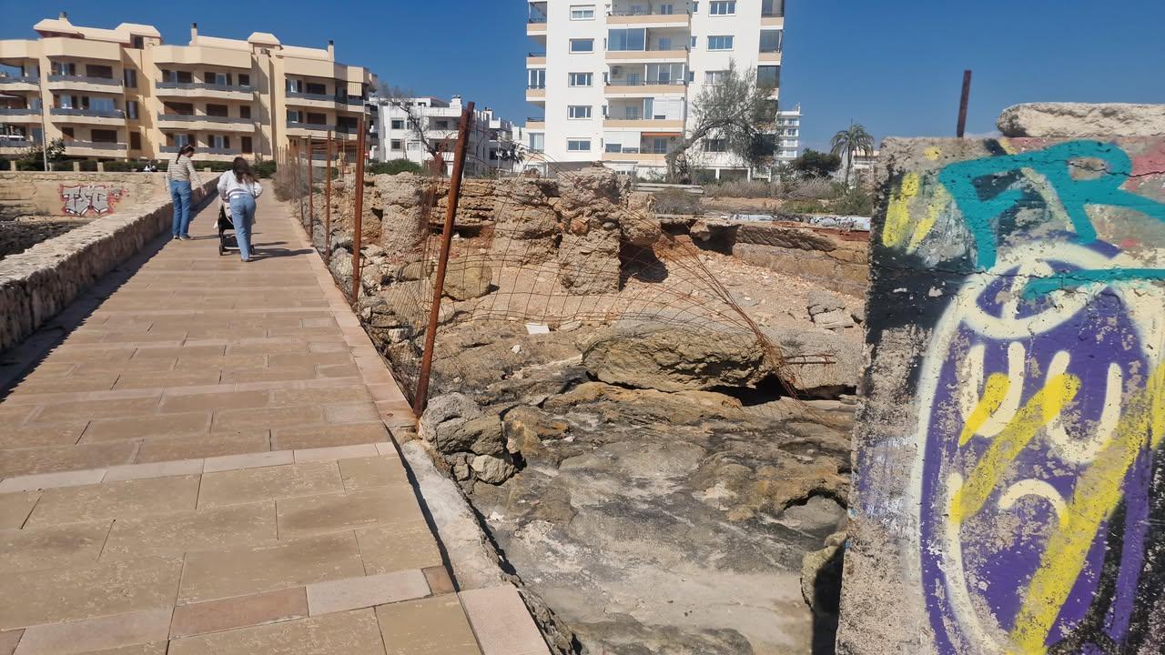Indignación en Cala Estancia por un solar abandonado «lleno de ratas y escombros»