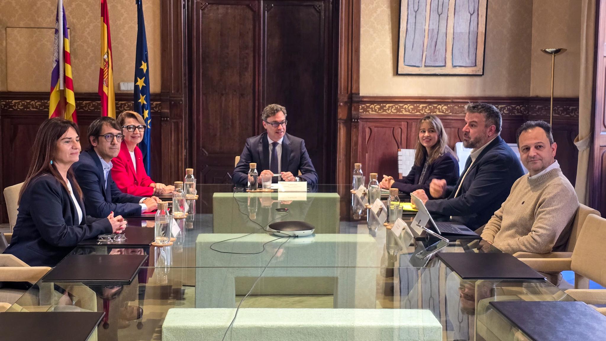 El Govern busca la unanimidad para su plan anticrisis